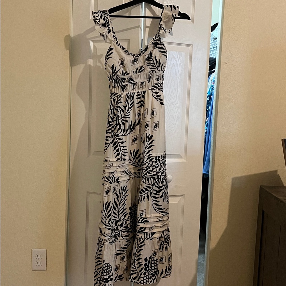 Chic Black and White Leaf Print Maxi Dress